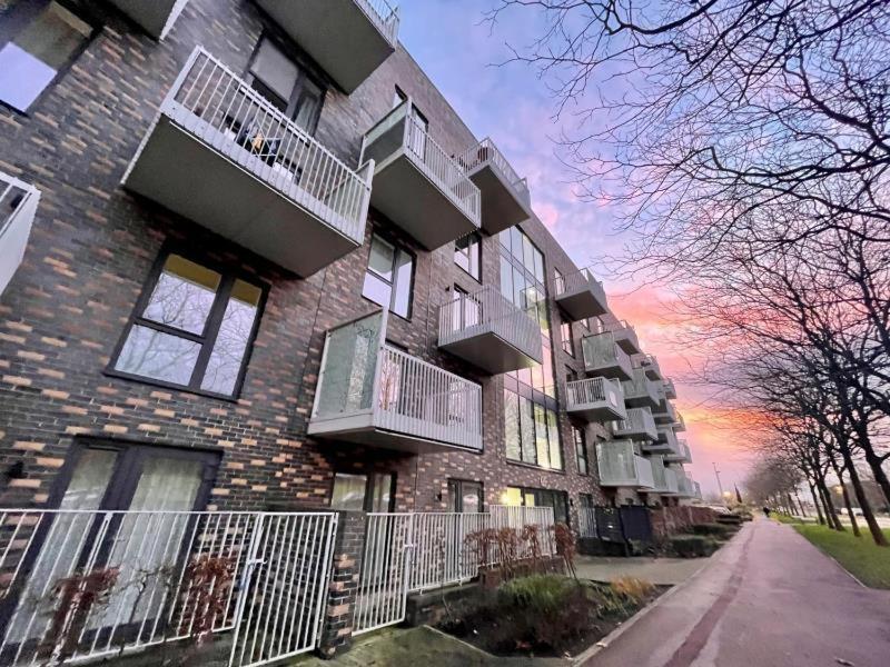 Classy Campbell Park Apartment, Balcony & Free Parking Μίλτον Κέινς Εξωτερικό φωτογραφία